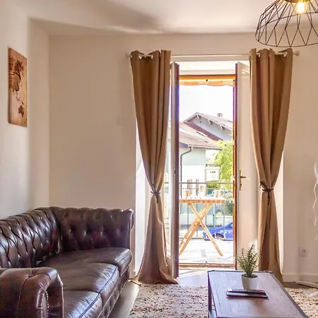 Zenbnb / Chesterfield / Proche Commerce / Parking * Annemasse